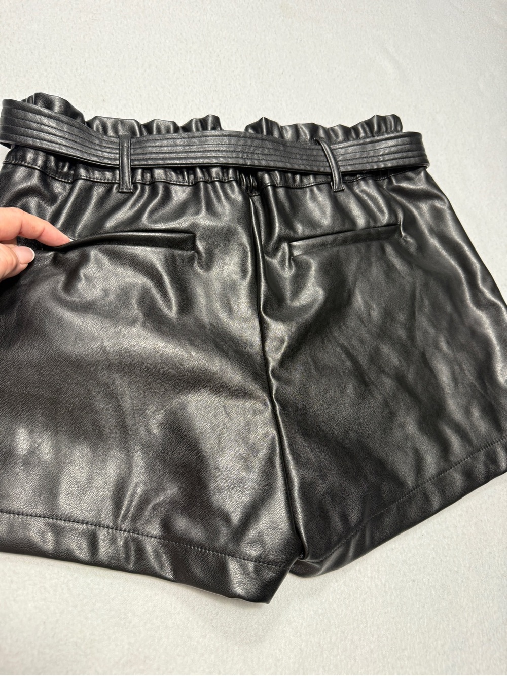 Windsor Black Hi- Rise Faux Leather Paperbag Shorts with Belt Sz. M #2394 - Picture 8 of 8